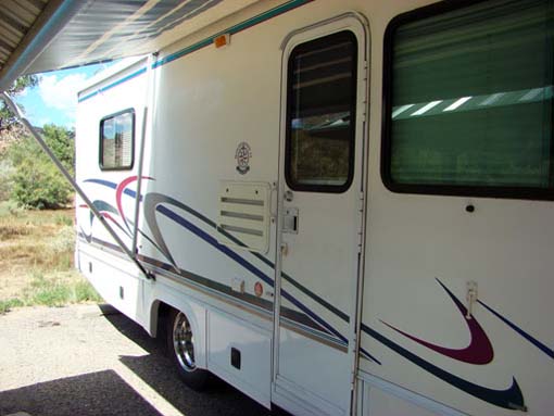 Allegro_außen_rechte_Seite_mit Awning_halb_ausgefahren
