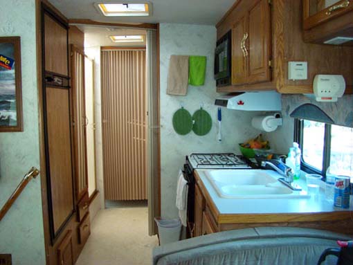 Allegro_innen_Kühlschrank_Kleiderschrank_Dusche_Schlafzimmer_Verschlossen_Herd_Spüle